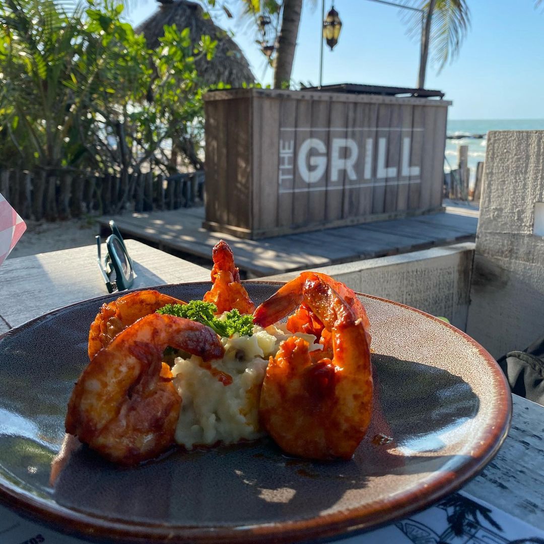 VisitHolbox_MX's tweet photo. When you come, 𝘁𝗮𝗸𝗲 𝘁𝗵𝗲 𝘁𝗶𝗺𝗲 to sit down for a meal by the sea at one of our #beachclubs. You'll love our #Caribbean delicacies! 🤤⛱️
🌐: https://t.co/ndyWfmpGps
📸: alegriadevida_ via IG
#MexicanCaribbean https://t.co/HtxMmDWvhh