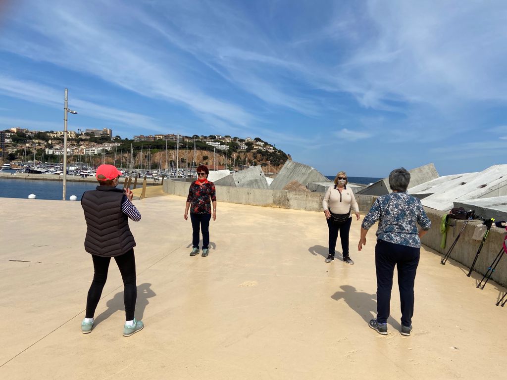 UrbanSalut's tweet photo. Dinamitzacions a Roses, Sant Feliu de Guíxols i Torroella de Montgrí durant el mes de Maig 2021. Sempre respectant les distàncies de seguretat i amb mascareta. 
@Dipsalut @AjRoses @Guixols @AjTorroella https://t.co/XYVyl7VSuI