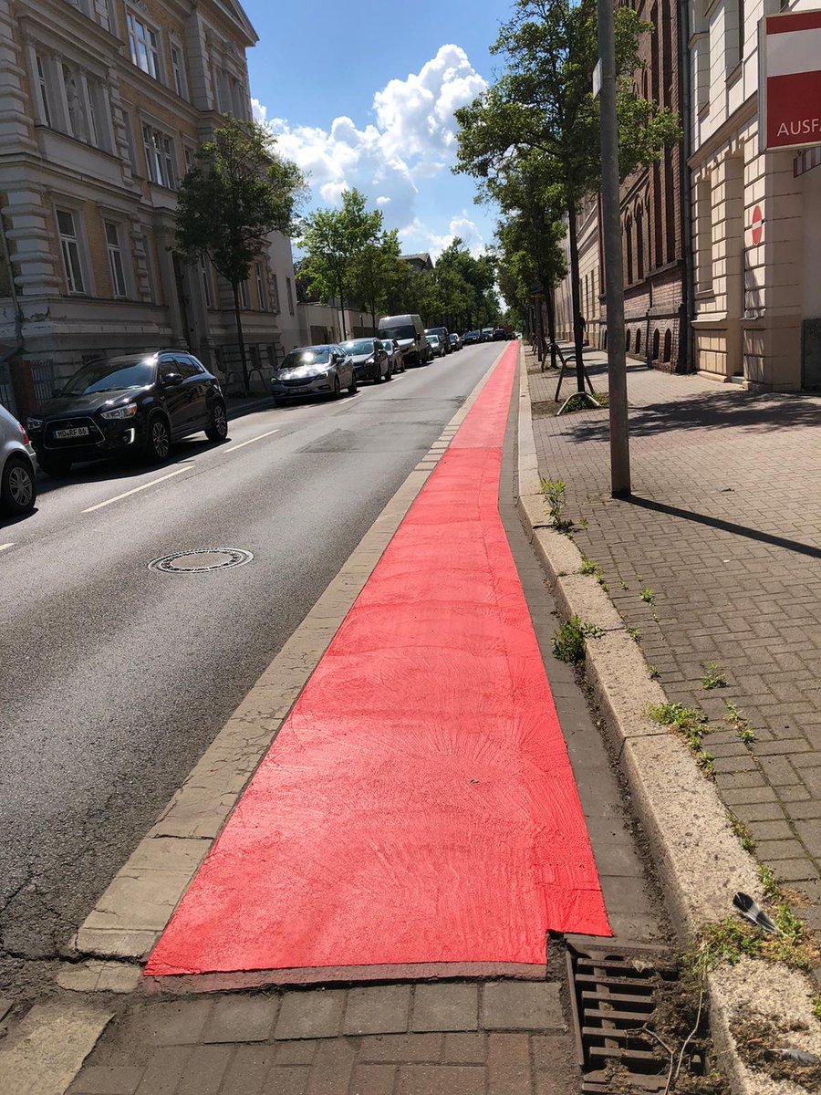 #Neustadt so: Radfahren auf der #Mittagsstraße ist kreuzgefährlich
<a href="/ottostadt/">Ottostadt Magdeburg</a> so: Da haben wir eine Lösung ☝🏻🤓

Schön, dass der Radstreifen neue Farbe kriegt. Aber warum nur bis zur Hälfte? Was soll das bringen?

#obihrunsvereimernwollt #RadfahrenMD
<a href="/ADFC_MD/">ADFC Magdeburg</a> <a href="/radentscheid/">Volksentscheid Fahrrad</a>