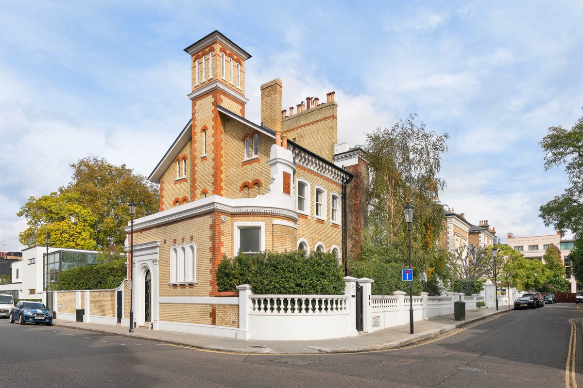 We are delighted to have just sold this immaculately presented freehold family house in Carlyle Square with a guide price of £21,000,000. It offers fabulous accommodation over 7000 square feet, with an award winning garden. 

#superprime #saleofthemonth #Chelsea #SW3 #familyhome