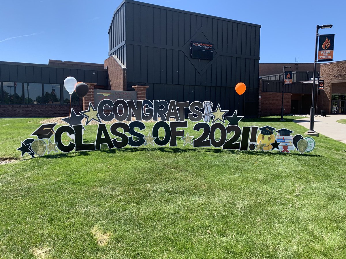 EdTechARose's tweet photo. Excited to honor our @classof2021 #seniors in our 2nd annual graduation parade! @gateway_hs @aurorak12 https://t.co/vAUAVWsKPE