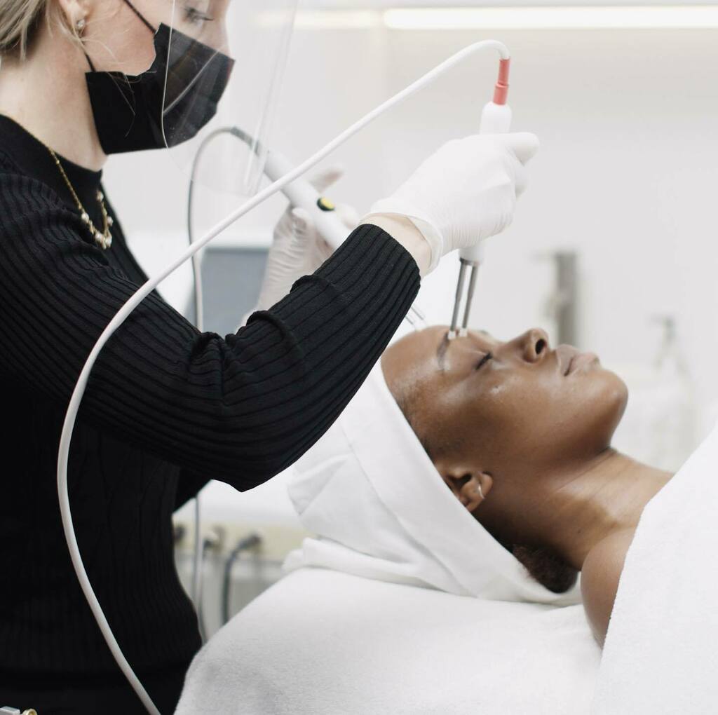 We’ve had such a fun week in the Clinic this week welcoming clients and press in to enjoy the amazing @caci_beauty system - and specifically the new Synergy treatment which delivers micro-current facial toning as well as LED skin rejuvenation.
⠀⠀… instagr.am/p/CPbE2eWLEID/