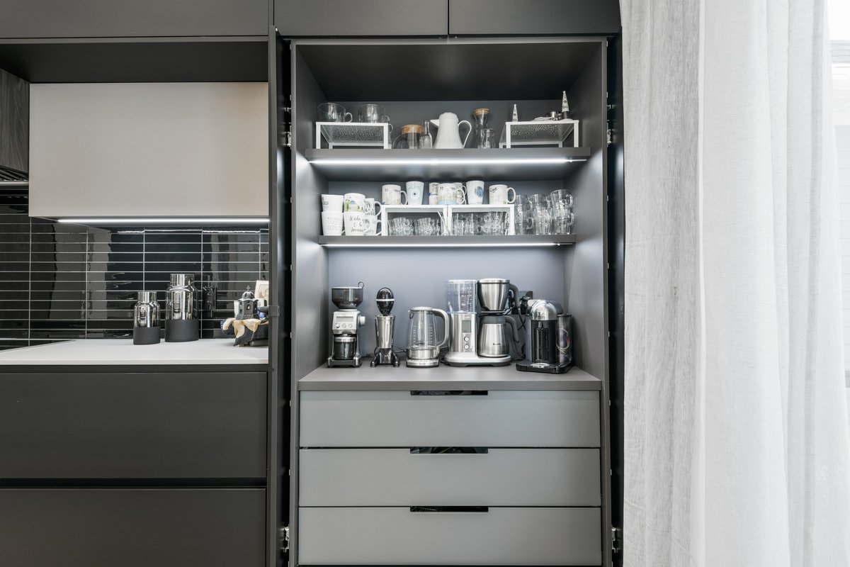 A fantastic place to keep your mugs and kitchen appliances all in one place!

#mutikb #moderncabinets #kitchencabinets #kitchendesign #cabinetry #cabinetrydesign #designinspo #interiordesign #organizing