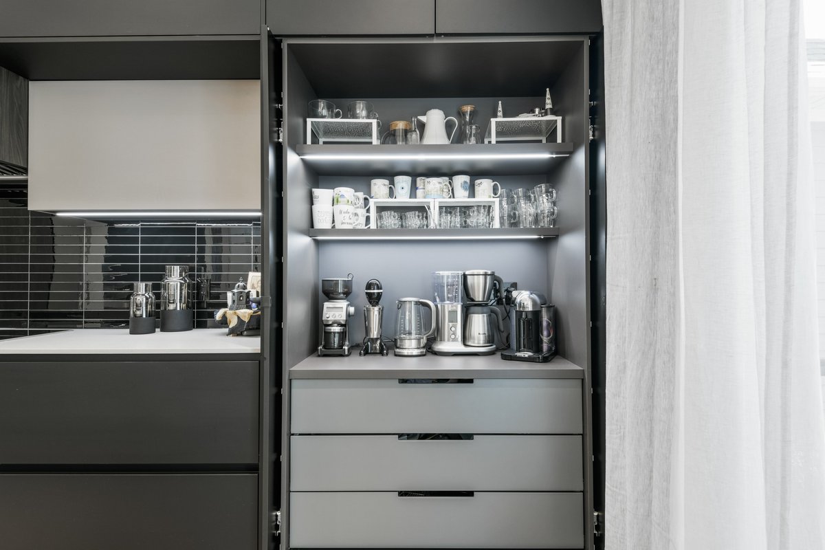 MUTIKB's tweet photo. A fantastic place to keep your mugs and kitchen appliances all in one place!
#mutikb #moderncabinets #kitchencabinets #kitchendesign #cabinetry #cabinetrydesign #designinspo #interiordesign #organizing https://t.co/BGKGG6o2BD