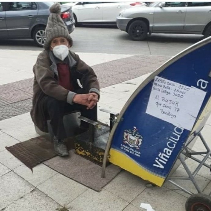 valparaisoinfo's tweet photo. Aviso: Don Sergio Espinoza trabaja en la plaza de #Viñadelmar frente del Santa Isabel.
Si necesitas lustrar tus botas o zapatos ya sabes donde ir.
Atiende de Lunes a Sábado (09:00hrs a 16:00hrs).
Los precios son los siguiente:
Zapato:$1.200
Bota media:$1.500
Bota larga:$3.000 https://t.co/9IUas4lRSH