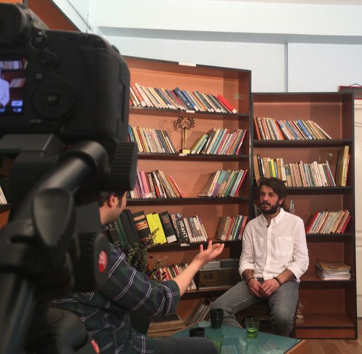 Başka Sanat'ta bu hafta konuğumuz müzisyen Kajîn Dara (<a href="/DaraKajin/">Kajîn DARA</a>). Hem kişisel müzik serüvenine hem de Kürt müziğine dair keyifli sohbetimizle yarın Medya Haber TV'deyiz. 

#BaşkaSanat her Cumartesi;
Brüksel saatiyle 11.15
Amed saatiyle 12.15'te