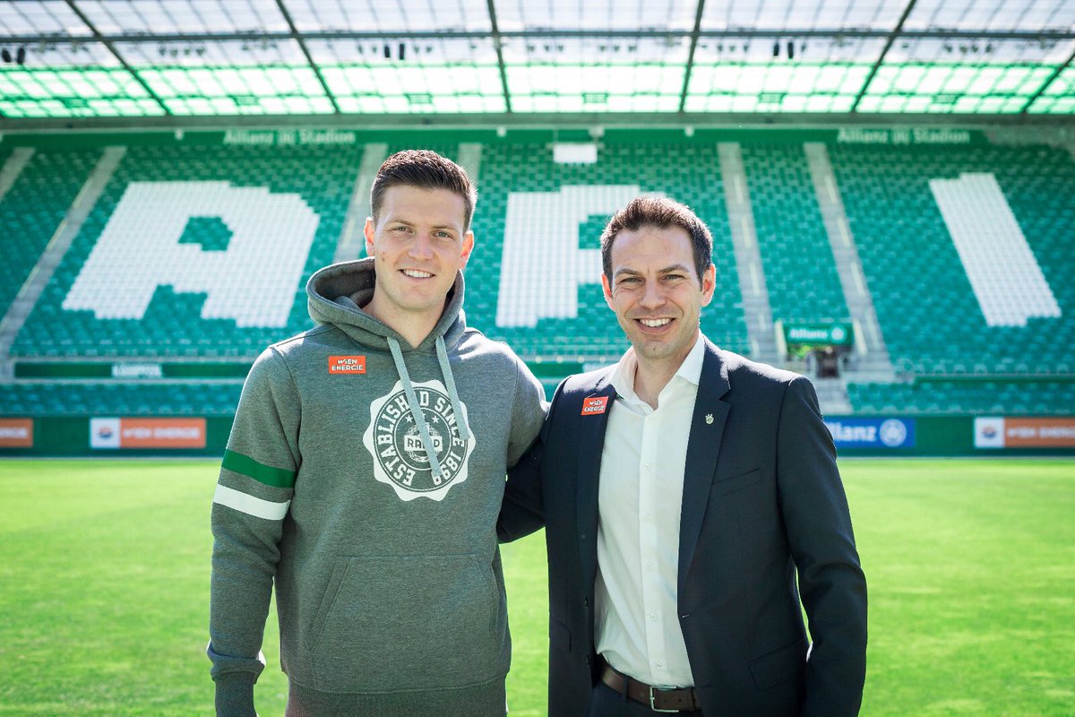 Herzlich Willkommen @kevinwimmer27 beim @skrapid 💚🤍 Foto: @Red_Ring_Shots