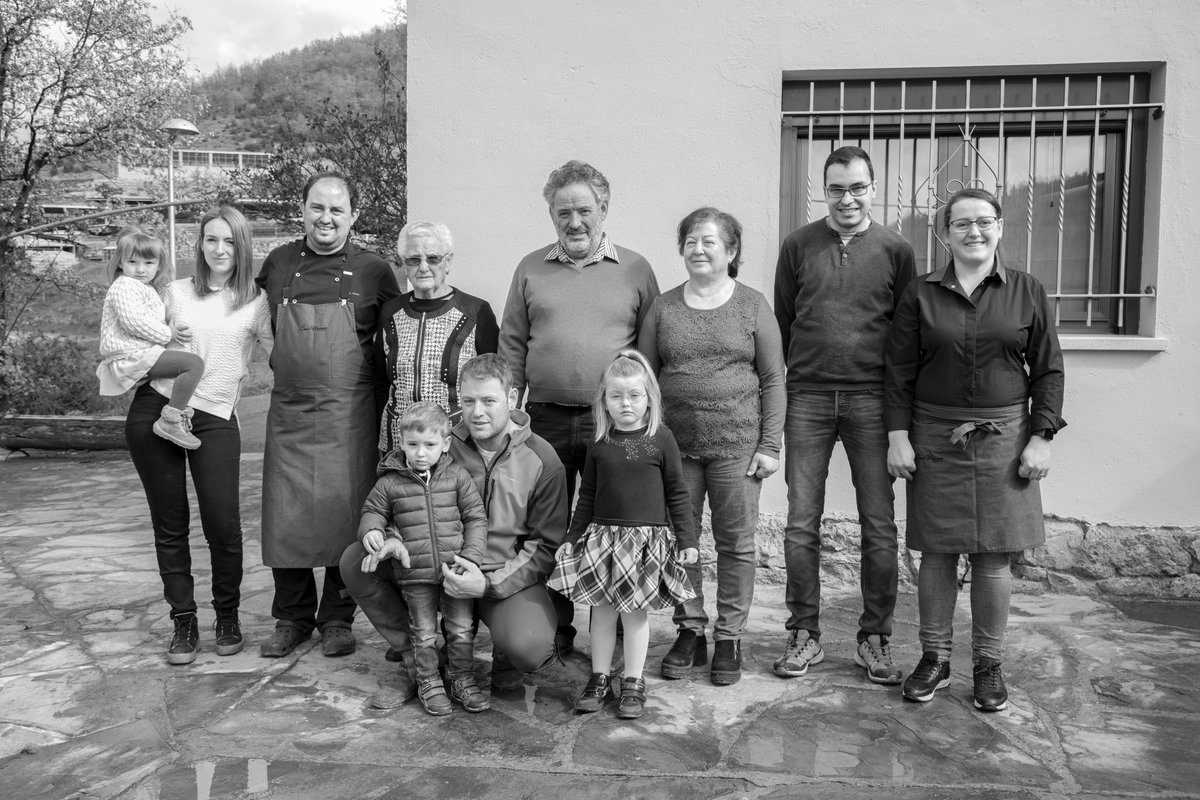 Casa Masover de Buira és una casa pairal, però també un poble. Els seus habitants són els únics veïns d'aquest nucli de la vall de Manyanet i combinen la restauració amb l'hostaleria, l'hípica i l'elaboració agroalimentària. En parla la Meritxell Bellera en el Retrat de família.