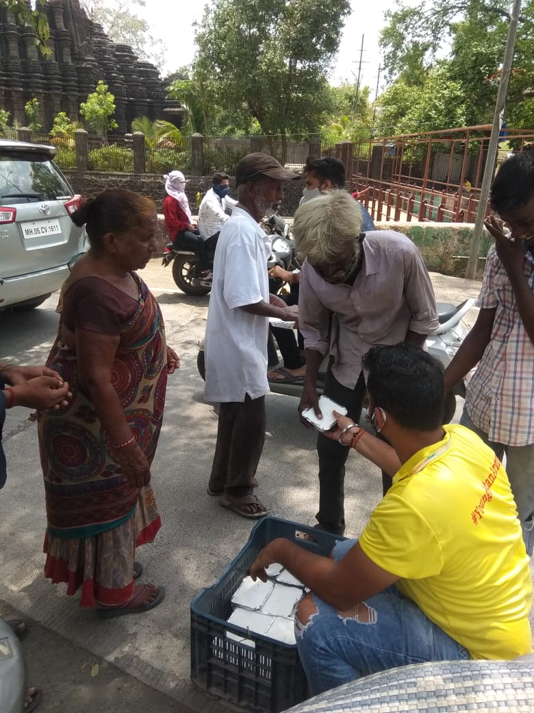 YoungistanArmy's tweet photo. #Food_Distribution_Drive

Today Youngistan Army with Support of Khaana Chahiye Foundation distributed food at Ambernath Shiv Mandir, nearby Slum Areas and Blind Association.

We request people to come forward in support of these needy people.

#FoodDistribution
#YoungistanArmy https://t.co/8wsSAzYxN6
