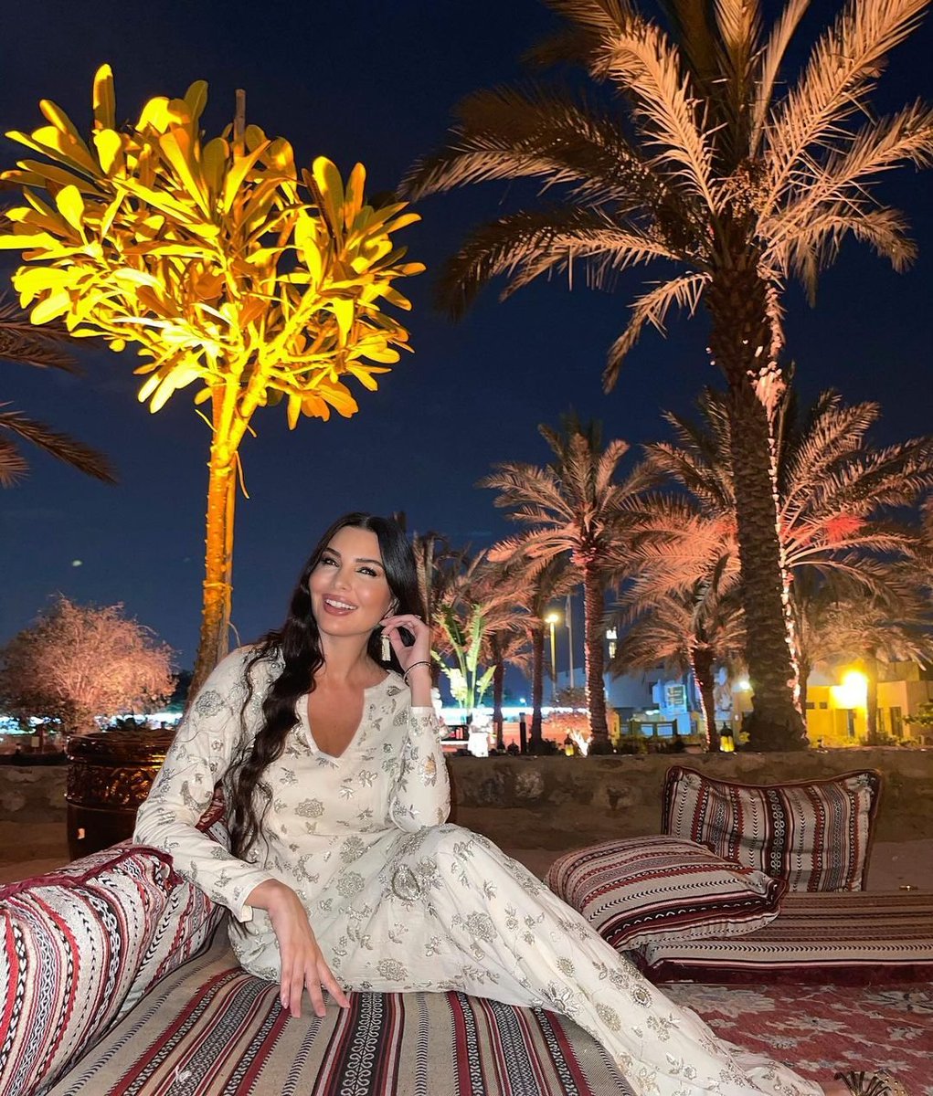 نشرت الممثلة وعارضة الأزياء اللبنانية ​لاميتا فرنجية​ فيديو جديد في صفحتها الخاصة على موقع التواصل الإجتماعي، أطلت فيه من صالة الرياضة وهي تمارس بعض التمارين الرياضية بشورت قصير، كما بدت بليونة كبيرة ولافتة ما أثار إعجاب متابعيها.
<a href="/Lamittafrangie/">Lamitta Frangieh</a>