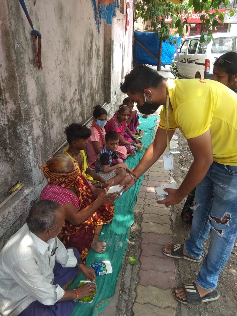 YoungistanArmy's tweet photo. #Food_Distribution_Drive

Today Youngistan Army with Support of Khaana Chahiye Foundation distributed food at Ambernath Shiv Mandir, nearby Slum Areas and Blind Association.

We request people to come forward in support of these needy people.

#FoodDistribution
#YoungistanArmy https://t.co/8wsSAzYxN6