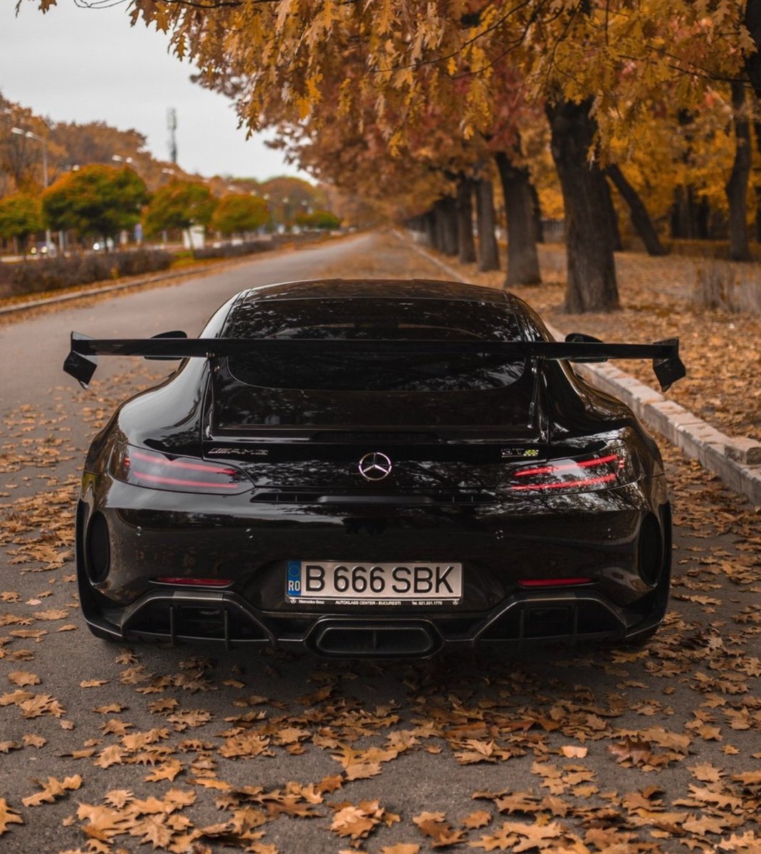 WorldWideCarsTM's tweet photo. Mercedes AMG GTR Pro 👀 https://t.co/MfddWCKz8k