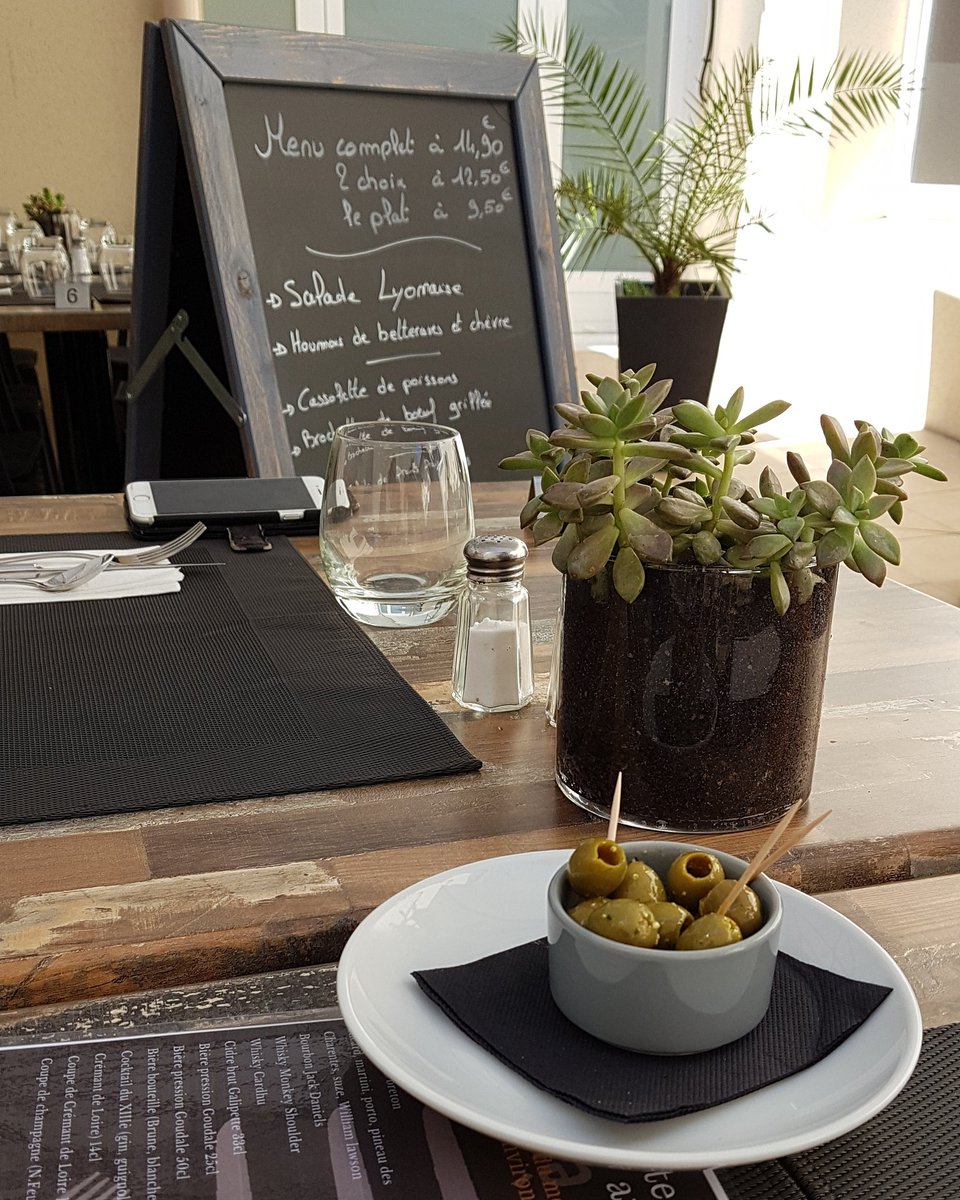 van_berthelot's tweet photo. Quelle #joie de retrouver les #plaisirs simples d'un #déjeuner en terrasse !
#pausedejeuner #gastronomie #soleil #dejeunerenterrasse #segreenanjoubleu https://t.co/eWlxqpbGko