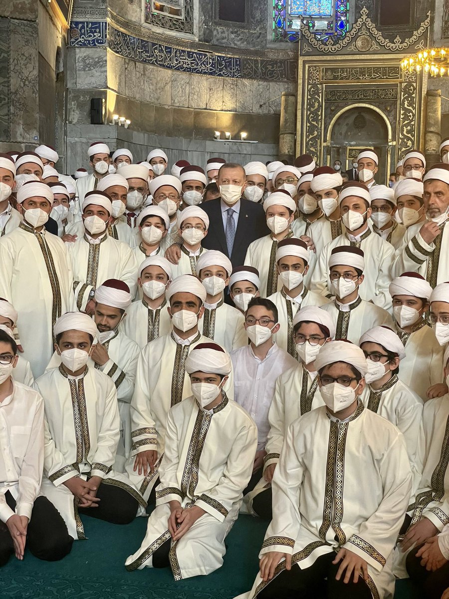 Ayasofya Camii’nde Cumhurbaşkanımız Sayın <a href="/RTErdogan/">Recep Tayyip Erdoğan</a> hafızlık icazeti alan torunu Ömer Tayyip ve diğer pırıl pırıl genç hafızlarımızla bir arada maşallah.