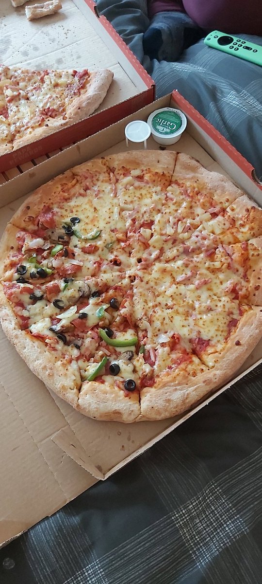 therichilive's tweet photo. @PapaJohns absolute shambles of a half and half. Wonder if they're being instructed at the stockport branch to rip customers off or if they just aren't good at fractions? #papajohns #ripoff #basicmaths https://t.co/BNGlQHlvaf