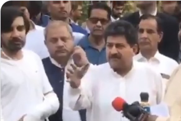 RashidMurad's tweet photo. بیوی کے ہاتھوں گولی کھانے والے جس پردہ نشین کی @HamidMirPAK نے بات کی ہے اس میں سو فیصد صداقت ہو گی کیونکہ جس کلچر میں بیوی  اپنے “جذباتی” شوہر کو ترقی دلوانے میں مدد دیتی ہے وہ اپنے میاں کے رتبے سے خوف زدہ ہوئے بغیر اس کی مرمت بھی کر سکتی ہے https://t.co/jfwZlElZrh