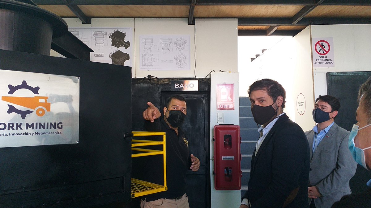 Economia_antof's tweet photo. El Subsecretario @pertuze sigue recorriendo la comuna de #Antofagasta, conociendo distintas iniciativas que con el apoyo de @CorfoAntofa, buscan potenciar el ecosistema de pymes innovadoras en la región.
#PymesMotorDeChile🇨🇱 https://t.co/W1Zk3xZJms