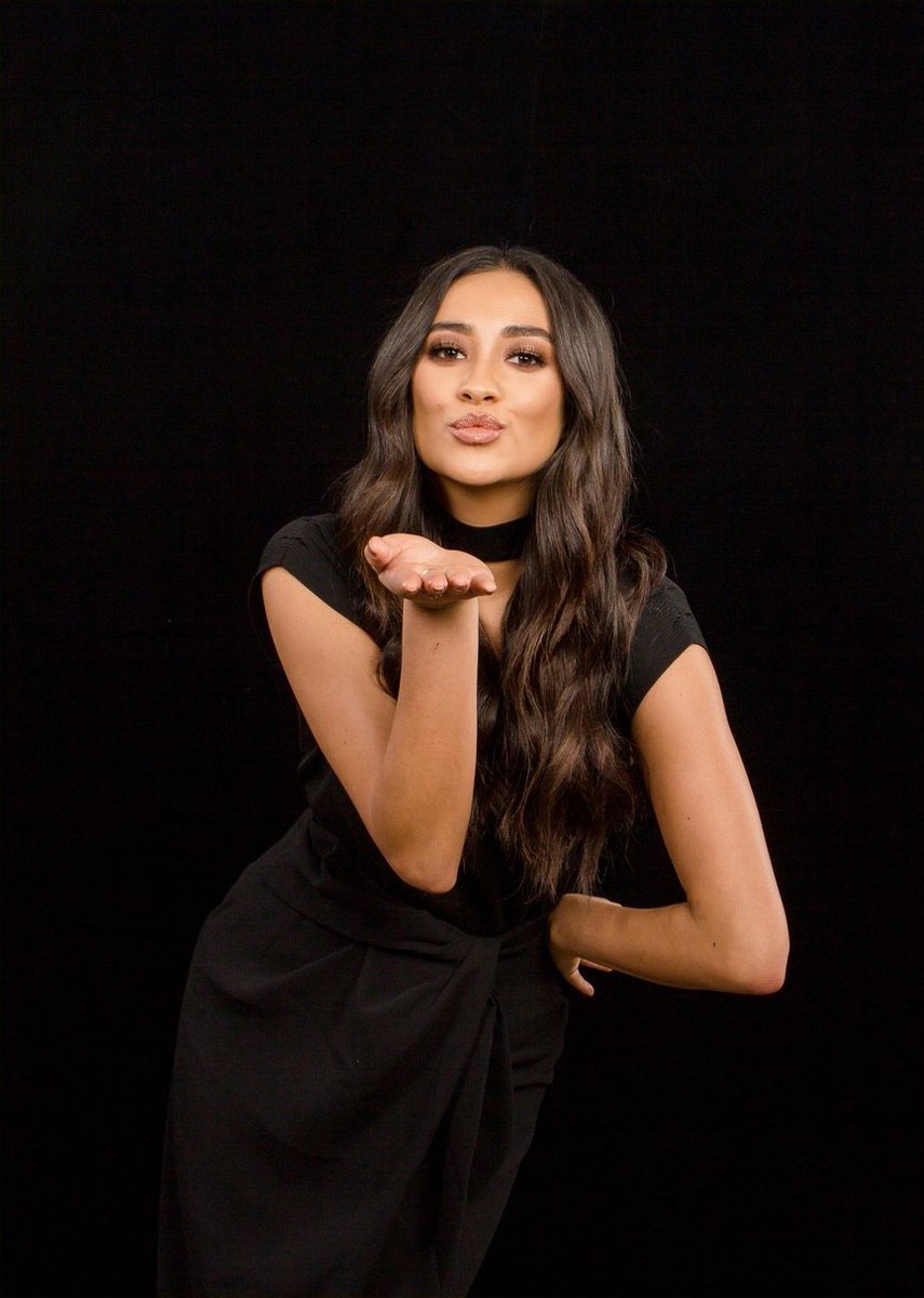 Guitar_Culture's tweet photo. It's #SundayMorning #SundayShay! 🖤
#ShayMitchell at #AOLBuild 2016 😘 https://t.co/Hwizz4tIwj