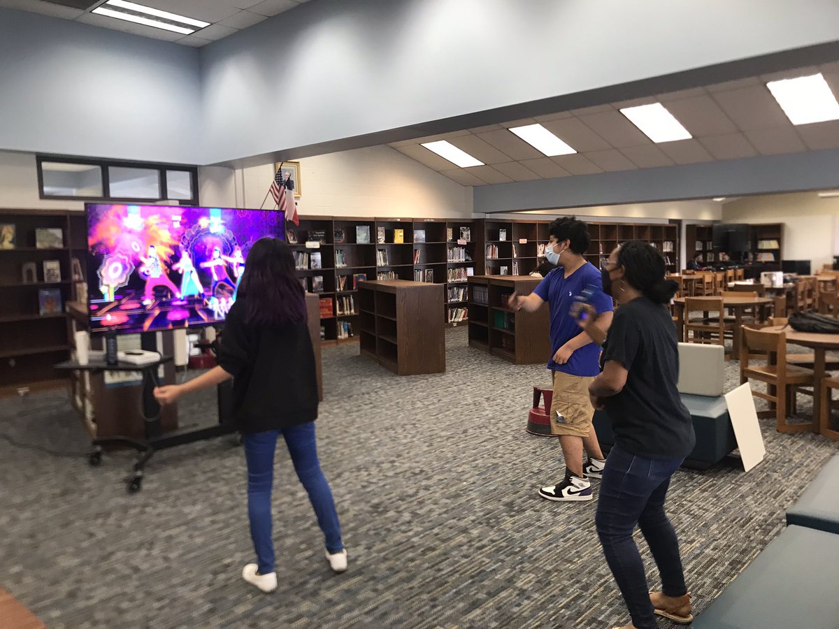 MendezMSLibrary's tweet image. The library is the place to be today! Students, teachers, and this librarian are dancing and drawing during the 6th Grade Field Day rotations! @MendezMS_STEM @AustinISD