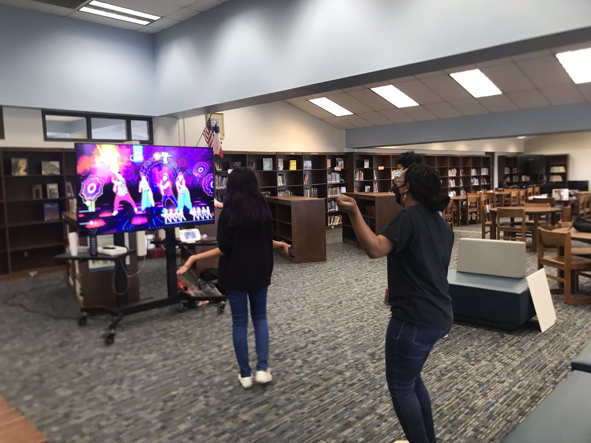 MendezMSLibrary's tweet image. The library is the place to be today! Students, teachers, and this librarian are dancing and drawing during the 6th Grade Field Day rotations! @MendezMS_STEM @AustinISD