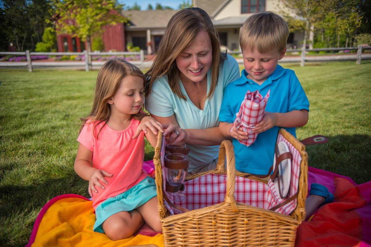 RedbrookHomes's tweet photo. Stop by the Village Green at #Redbrook this weekend for cookout classics from @AldenPark ’s food truck, Alden Park-ed, and Wicked Chill Plymouth ice cream 🌭🍔 🍦. #PlymouthMA https://t.co/dlfbNwPotZ