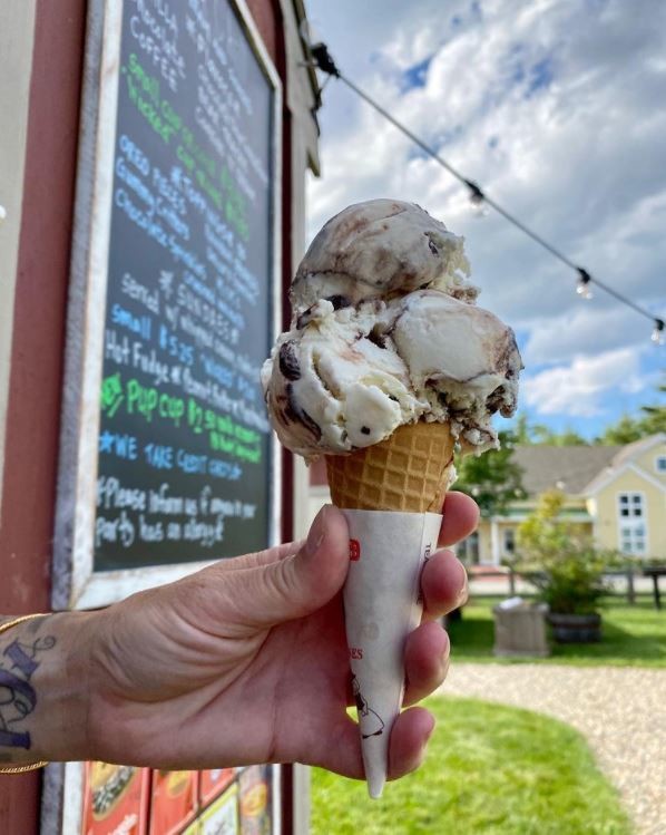 RedbrookHomes's tweet photo. Stop by the Village Green at #Redbrook this weekend for cookout classics from @AldenPark ’s food truck, Alden Park-ed, and Wicked Chill Plymouth ice cream 🌭🍔 🍦. #PlymouthMA https://t.co/dlfbNwPotZ