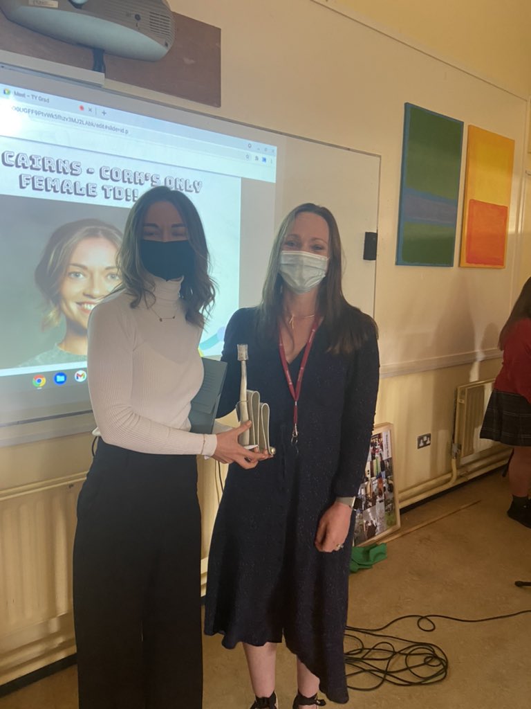 BellCaragh's tweet photo. Lovely to have @HollyCairnsTD at school today. Was delighted to present her with an amazing piece by #paddymccormack as a gift.
#moremna #supportlocal #supportartists #westcork @shssclon https://t.co/g8PFEwFz10