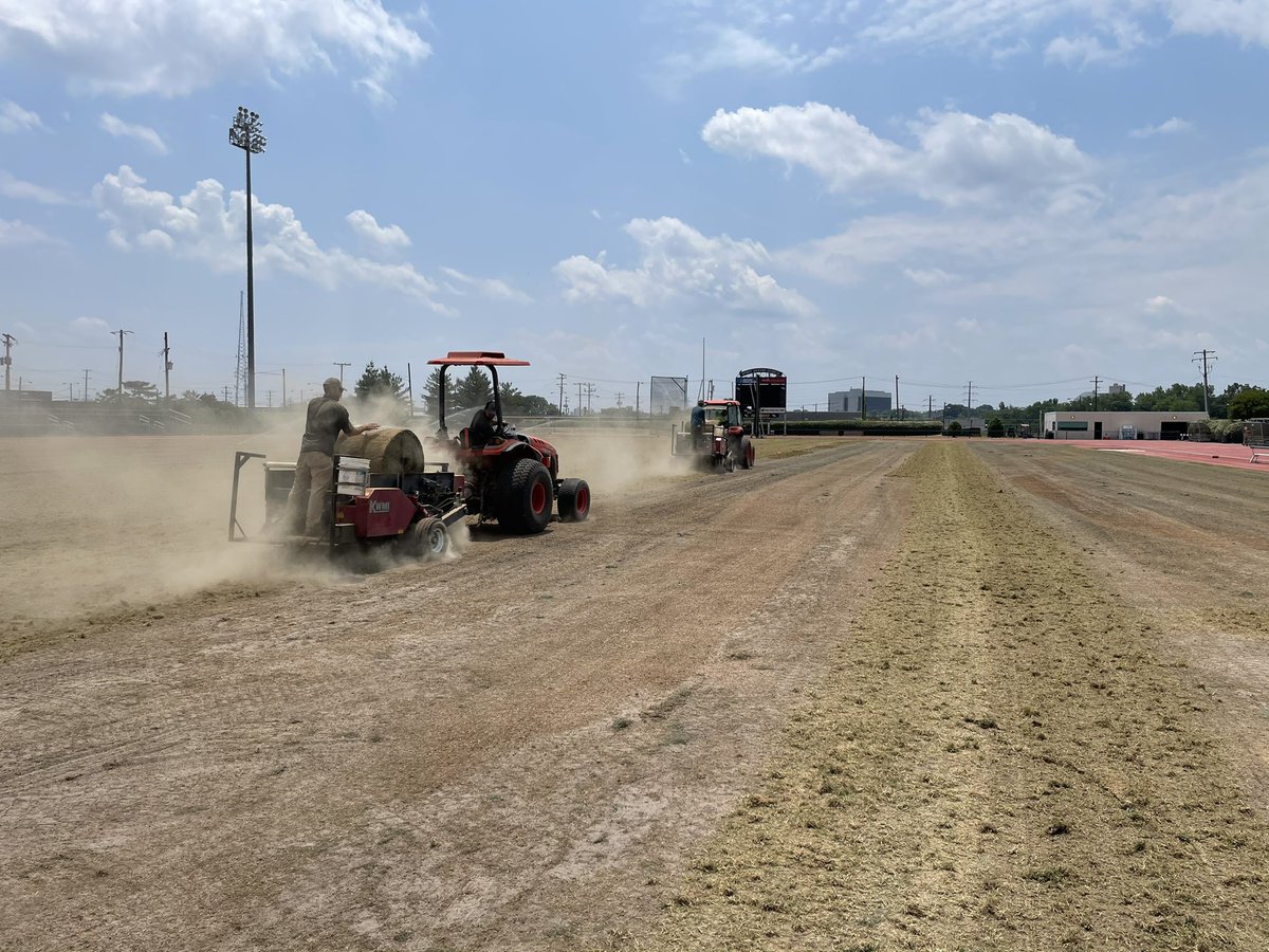 ITACTURF's tweet photo. Interspriging #Tahoma31 into a existing heavily trafficked #latitude36 stand. #frazemow , #recycledressed , then #spriged. #ITACTURF https://t.co/6lUnNgetwT
