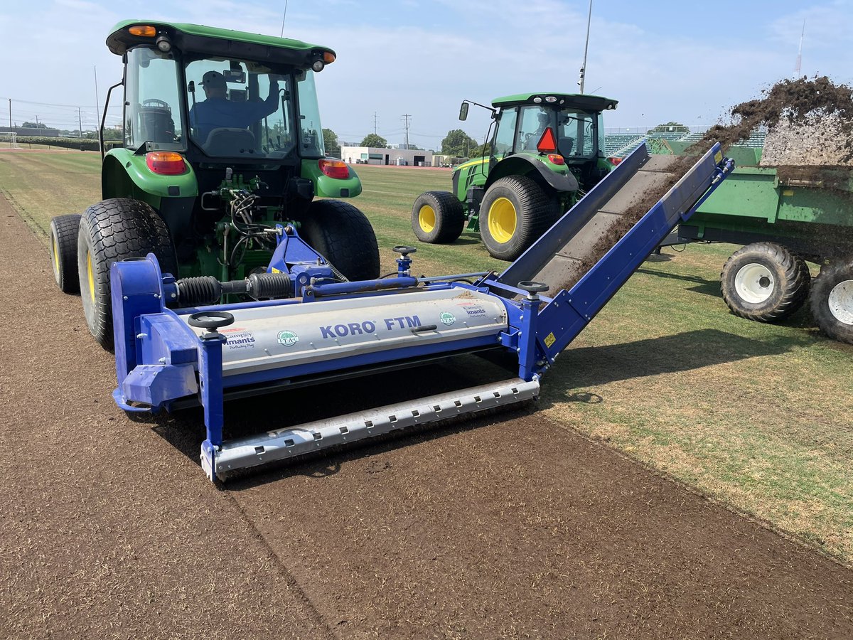 ITACTURF's tweet photo. Interspriging #Tahoma31 into a existing heavily trafficked #latitude36 stand. #frazemow , #recycledressed , then #spriged. #ITACTURF https://t.co/6lUnNgetwT
