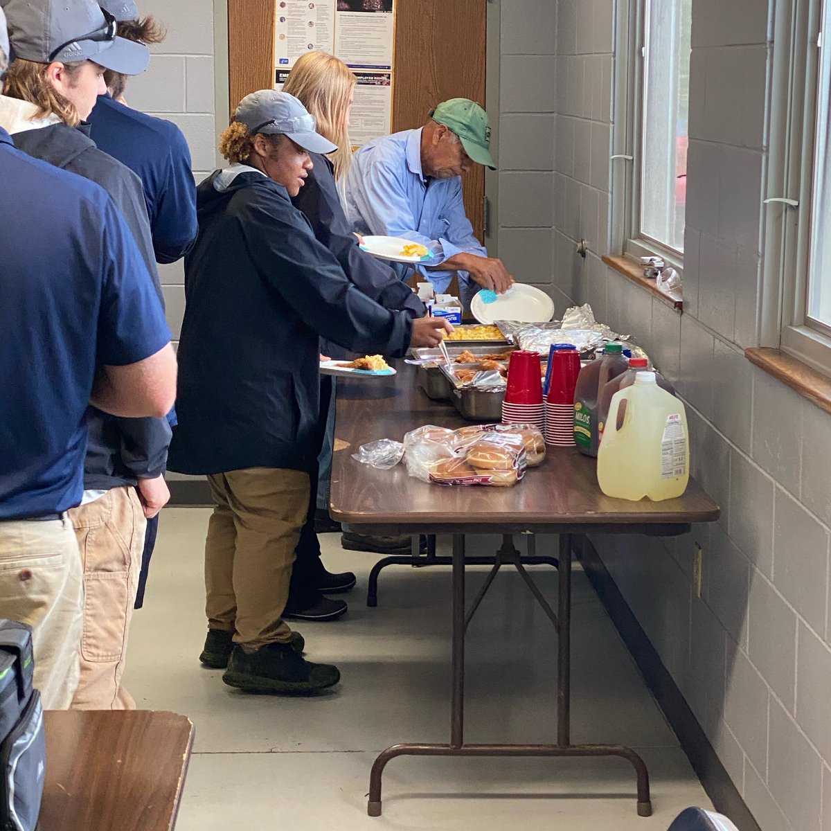 <a href="/TenBargeSeed/">Growdammit!</a> feeding the hardworking crew <a href="/BrickyardTurf/">Brickyard Agronomy</a> today.  🏁<a href="/IMS/">Indianapolis Motor Speedway</a>   Thank you <a href="/FoxGardin/">FoxGardinKitchen&Ale</a> for supplying the great food.  🏁 🏎