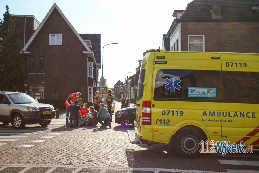 Dame hard ten val met haar fiets op de Torenstraat in #Nijkerk. 112Nijkerk.