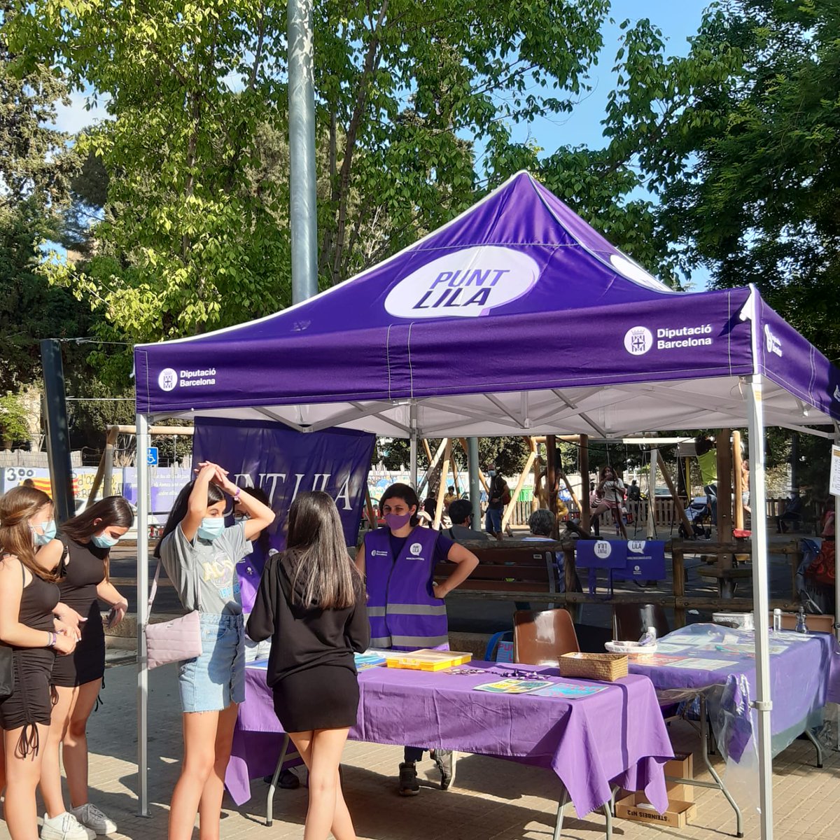 ajlagarriga's tweet photo. Aquesta tarda, instal·lem un Punt Lila a la plaça del Silenci per sensibilitzar, informar i implicar tota la ciutadania en la lluita contra les #violenciesmasclistes. Demà al matí, el punt se situarà al mercat de #laGarriga. Es tracta d'una prova pilot amb el suport de la @diba. https://t.co/jIEmtqaHG5