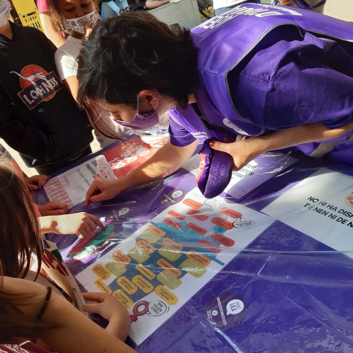 ajlagarriga's tweet photo. Aquesta tarda, instal·lem un Punt Lila a la plaça del Silenci per sensibilitzar, informar i implicar tota la ciutadania en la lluita contra les #violenciesmasclistes. Demà al matí, el punt se situarà al mercat de #laGarriga. Es tracta d'una prova pilot amb el suport de la @diba. https://t.co/jIEmtqaHG5