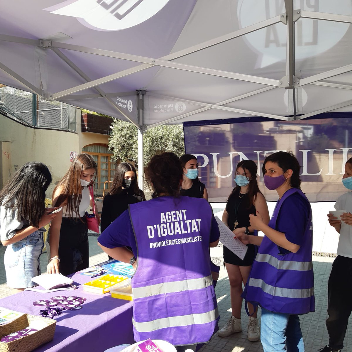 ajlagarriga's tweet photo. Aquesta tarda, instal·lem un Punt Lila a la plaça del Silenci per sensibilitzar, informar i implicar tota la ciutadania en la lluita contra les #violenciesmasclistes. Demà al matí, el punt se situarà al mercat de #laGarriga. Es tracta d'una prova pilot amb el suport de la @diba. https://t.co/jIEmtqaHG5