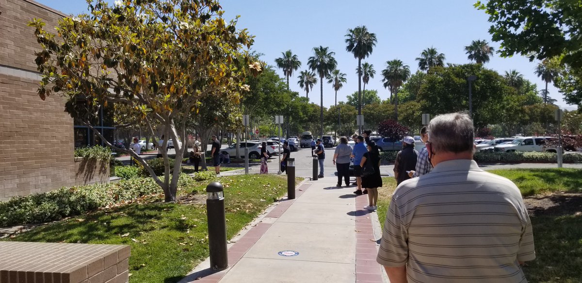 freeemploee's tweet photo. Nothing like the #stateofcalifornia #DMV ridiculous #wasteoftime lines, like the #russian #breadlines #russianbreadlines come on #govenor #Newsom https://t.co/POJZJI173h
