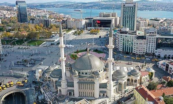 Taksim'e de çok yakıştı.