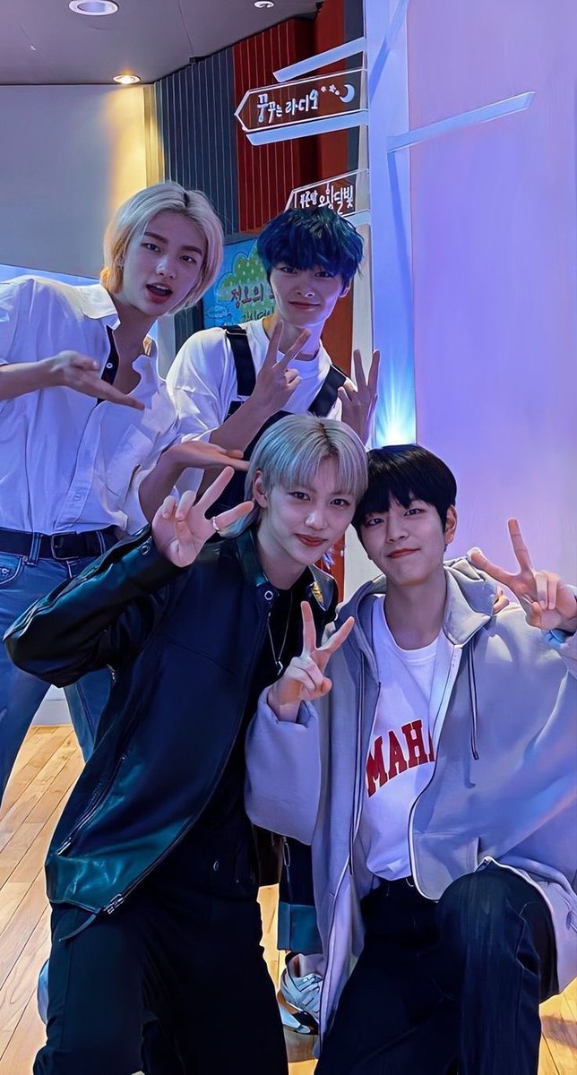 jinhwadae's tweet photo. everyone stop and look at jeongin, hyunjin, seungmin, and felix https://t.co/cNeZNcS4Xt