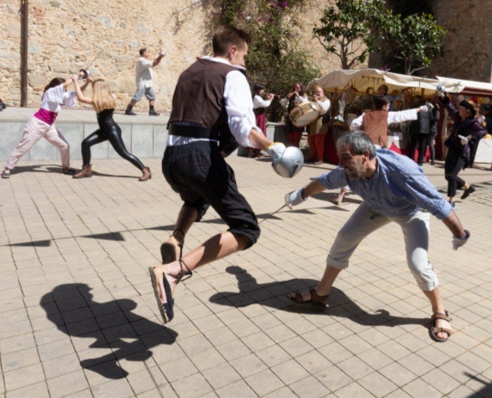 esgrimacapaspre's tweet photo. Si el temps acompanya els propers #5i6juny a #Calella #FiraRenaixentista ens trobareu defensant el poble dels atacs #PIRATAS
@calella_bcn @CalellaCOM @calellaesmes @RadioCalellaTV https://t.co/2bOgaw2WVk https://t.co/pkg3TFQw7U