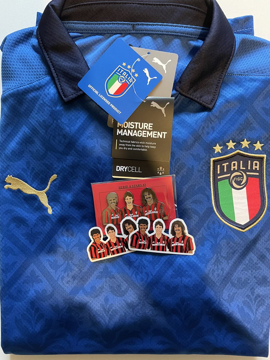 DiegoBadges's tweet photo. Serie A Stars 2 - on sale Monday at 6pm ⏰🔴⚫️

Giveaway 🥳

Authentic Italy shirt, brand new, perfect for the Euros 🇮🇹

And the pin itself 📌

To win : 
Retweet ♻️
Follow ✅
Comment your size 👕

https://t.co/jzVP2WTVK1 https://t.co/tHtvQM0vSZ