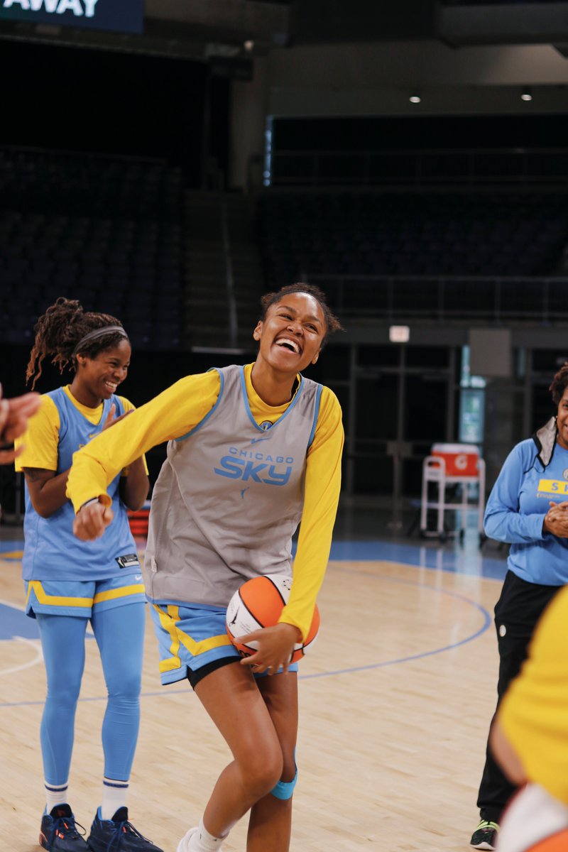 chicagosky's tweet photo. All smiles on game day 😁

#skytown | #NoCeiling https://t.co/kPCJD2WvWG