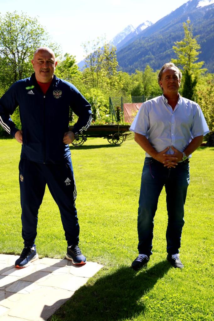 Vorbereitung auf die #em2021 im "besten Hotel in Tirol" laut Stanislaw Tschertschessow. Mannschaft fühlt sich wohl, Top-Bedingungen <a href="/Stubai_Tirol/">TVB Stubai</a>. #Pressekonferenz Russische Nationalmannschaft <a href="/Stubai_Tirol/">TVB Stubai</a> #fifa @euro_2021_ <a href="/TTNachrichten/">Tiroler Tageszeitung</a> <a href="/KURIER_SPORT/">KURIER SPORT</a> <a href="/BB_Tirol/">MeinBezirk.at/Tirol - BezirksBlätter</a> <a href="/liferadiotirol/">Life Radio Tirol</a>