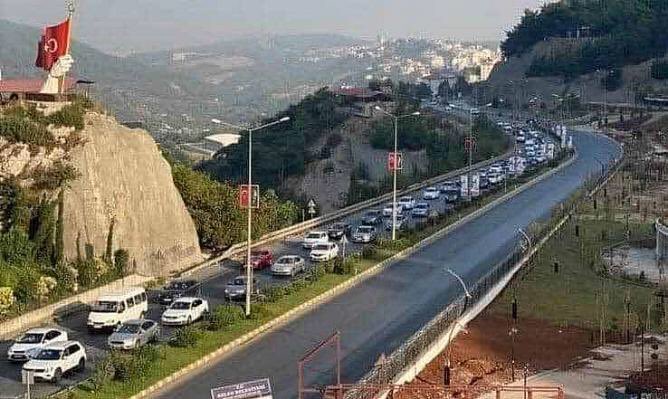 1)Belen şehir merkezindeki trafik yoğunluğu tüm Hataylı hemşerilerimizin ortak çilesi haline dönüşmüştür.
Özellikle yaz aylarında günün belli saatlerinde trafik durma noktasına gelmektedir.
Trafik yoğunluğu beraberinde can kaybına yol açan kazalara da sebebiyet vermektedir.