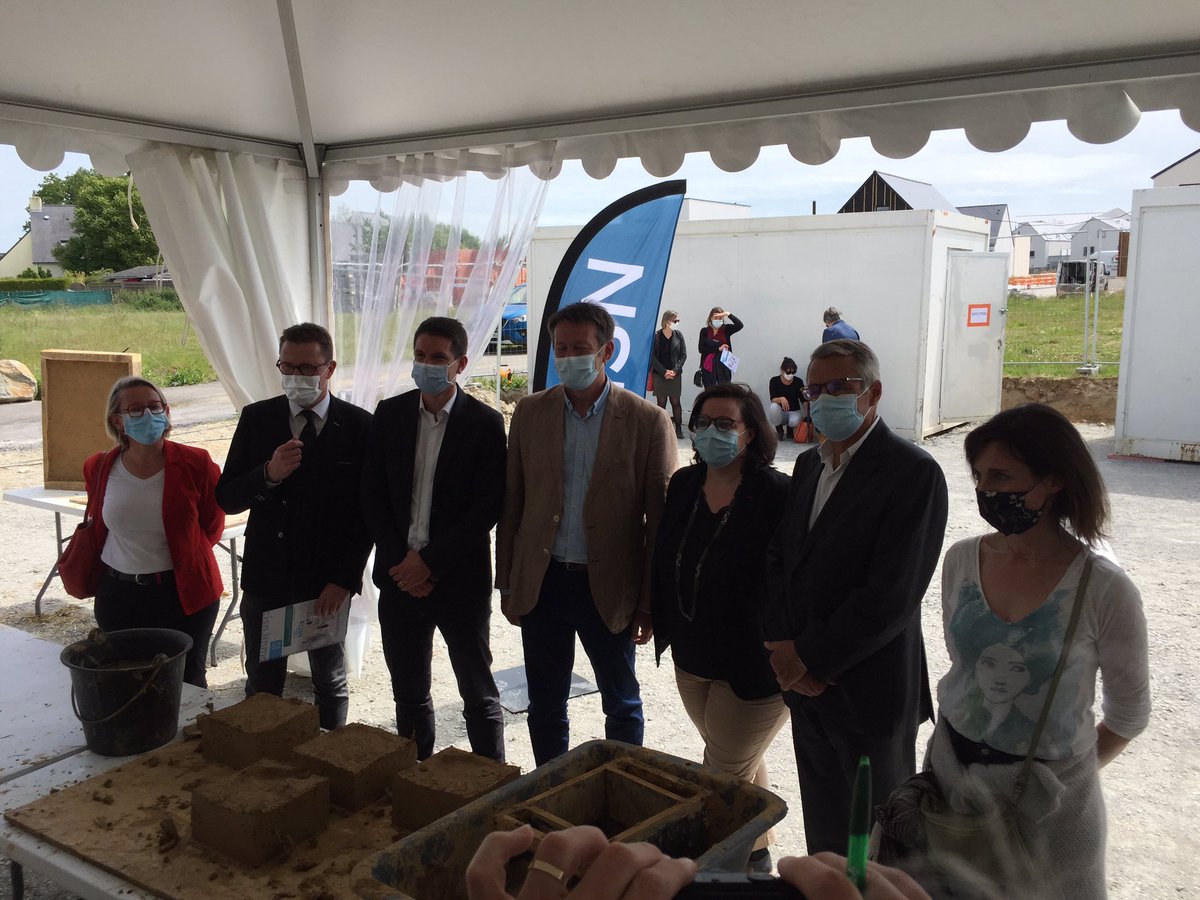 MXCARCHITECTES's tweet photo. Dans le cadre de la première brique de KENKIZ @groupeCISN  l'équipe @MXCARCHITECTES participe à un atelier terre #sustainability #environment #ecofriendly #sustainable #logements #terre 31 logts E3-C1 à Guérande en présence de M Le Maire @UnionHlm @ActionLogement #teamarchi https://t.co/YRnrpKVIkD