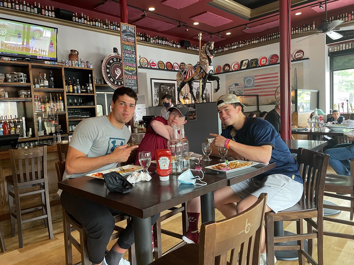 AndrewLandry167's tweet photo. Had to grab lunch w my favorite manager 🐅 https://t.co/0aQMbcu41c