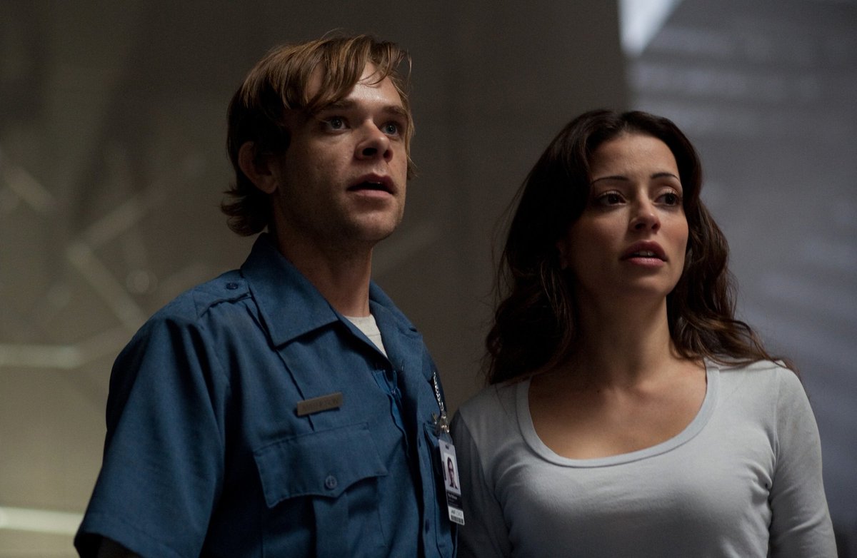HorrorRafa's tweet photo. Quién me mandaba a mí meterme en el fregao de ver #Reflejos2 (#Mirrors2, 2010).
Inconexa con la primera, vas pasando los minutos sin ningún otro interés que esperar a la siguiente muerte truculenta en una historia sin nada rescatable. https://t.co/UNT83Q9eLu