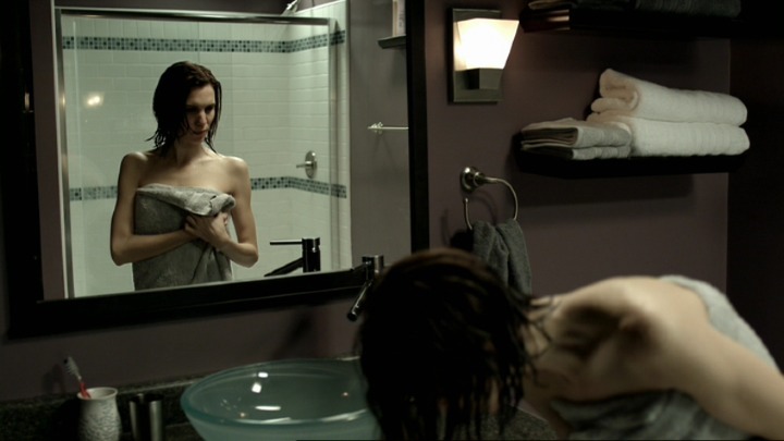 HorrorRafa's tweet photo. Quién me mandaba a mí meterme en el fregao de ver #Reflejos2 (#Mirrors2, 2010).
Inconexa con la primera, vas pasando los minutos sin ningún otro interés que esperar a la siguiente muerte truculenta en una historia sin nada rescatable. https://t.co/UNT83Q9eLu