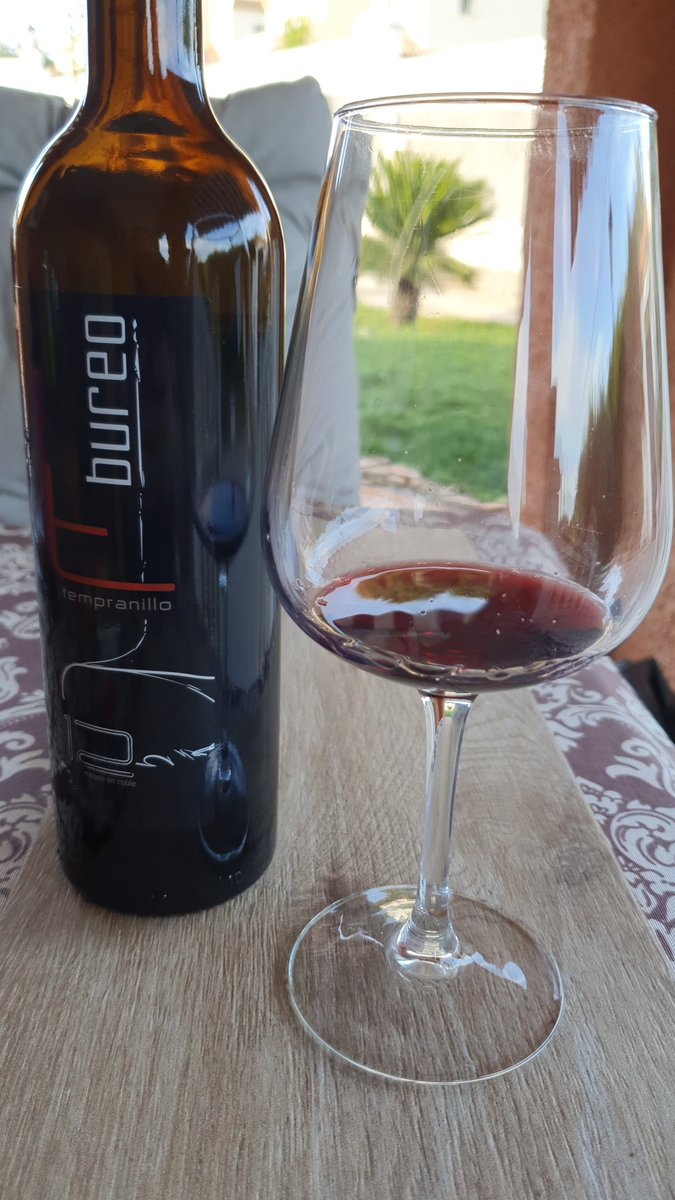 Extremadura, vino de color rubi, en nariz muestra recuerdos al terruño, tierra y musgo. En copa es elevado en glicoles y a su paso en boca es goloso y con taninos presentes.Diria que es un vino femenino,con un retrogusto con recuerdo a bayas rojas, ideal tabla de quesos y pâtes.