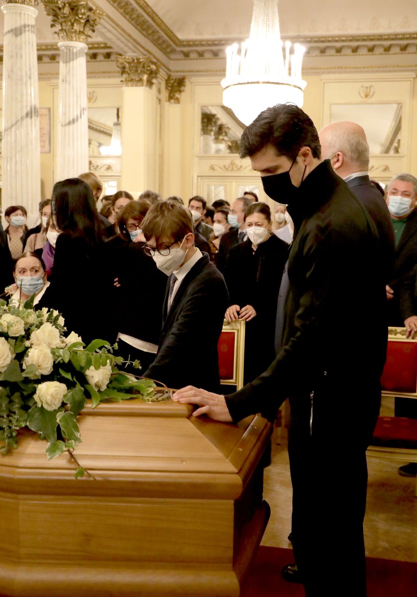 Oggi il foyer del Teatro alla Scala ha accolto la camera ardente di Carla Fracci, l’ultimo saluto del Teatro a una delle artiste più grandi e più care.
