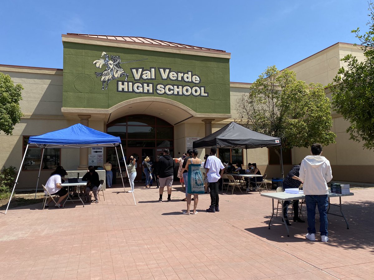 ValVerdeAcademy's tweet photo. Senior check out at VVHS from 9:00 - 1:00 @ValVerdeAcademy @vvhs_asb @ValVerdeHigh https://t.co/xbJyRuDOLj
