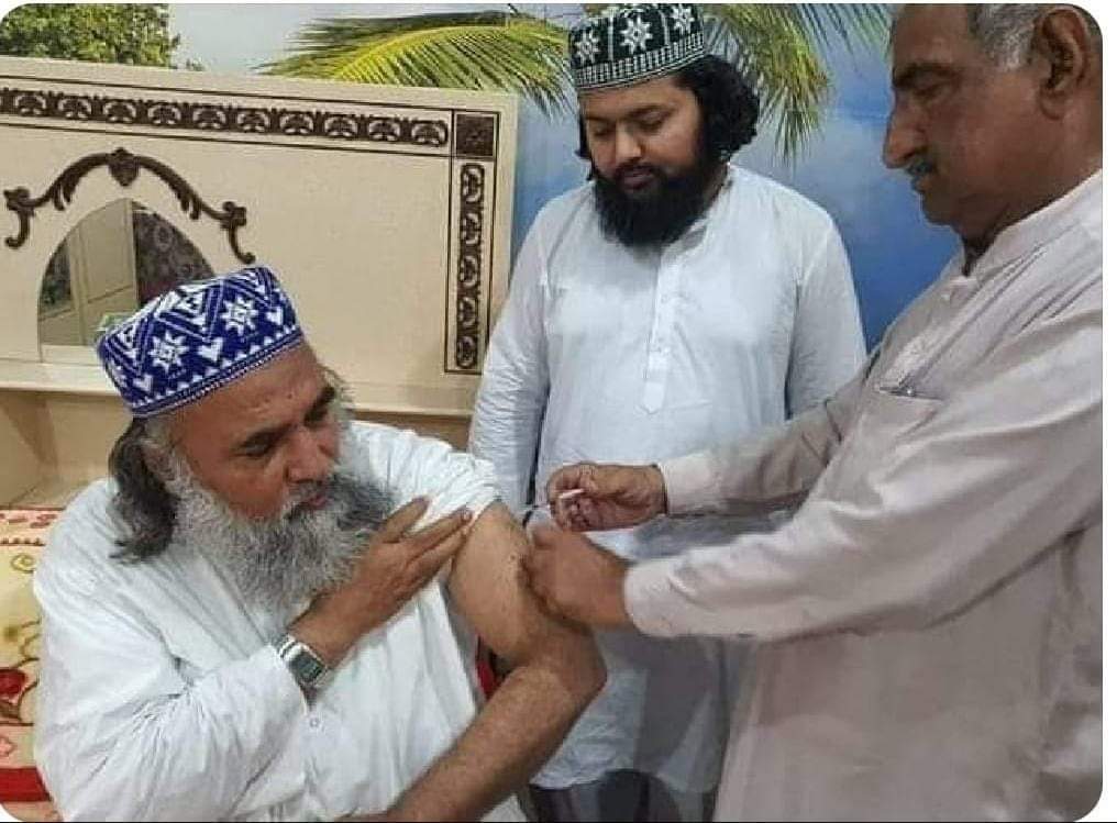 🐸 پیر پنجر صاحب نے کچھ عرصہ پہلے دعویٰ کیا تھا کہ کبوتر کا پوٹہ کرونا کا علاج ہے
آج وہ خود کافر ویکسین لگوا رہے ہیں
میری ایسے پیروں سے عرض ہے ویکسین ضرور لگوائیں لیکن لوگوں کو چوتیا نا بنائیں.